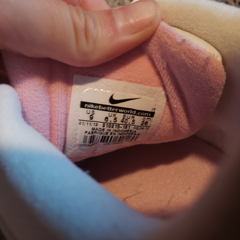 Women| Chunky Nike shoes - Picture 6 of 6